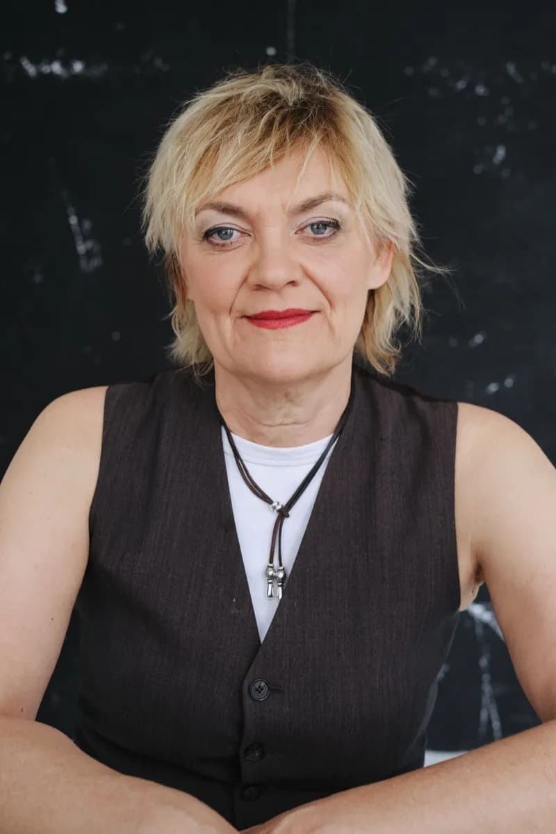 Nahaufnahme von Anna Windmüller mit ruhigem, empathischem Ausdruck, weiches natürliches Licht