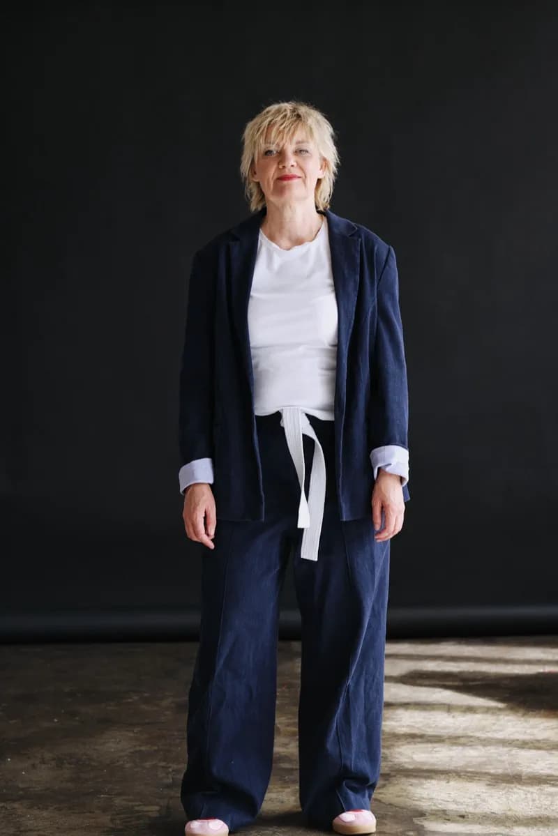 Anna Windmüller in voller Statur auf einem Feldweg, selbstbewusst und professionell, Outdoor-Setting in Weimar